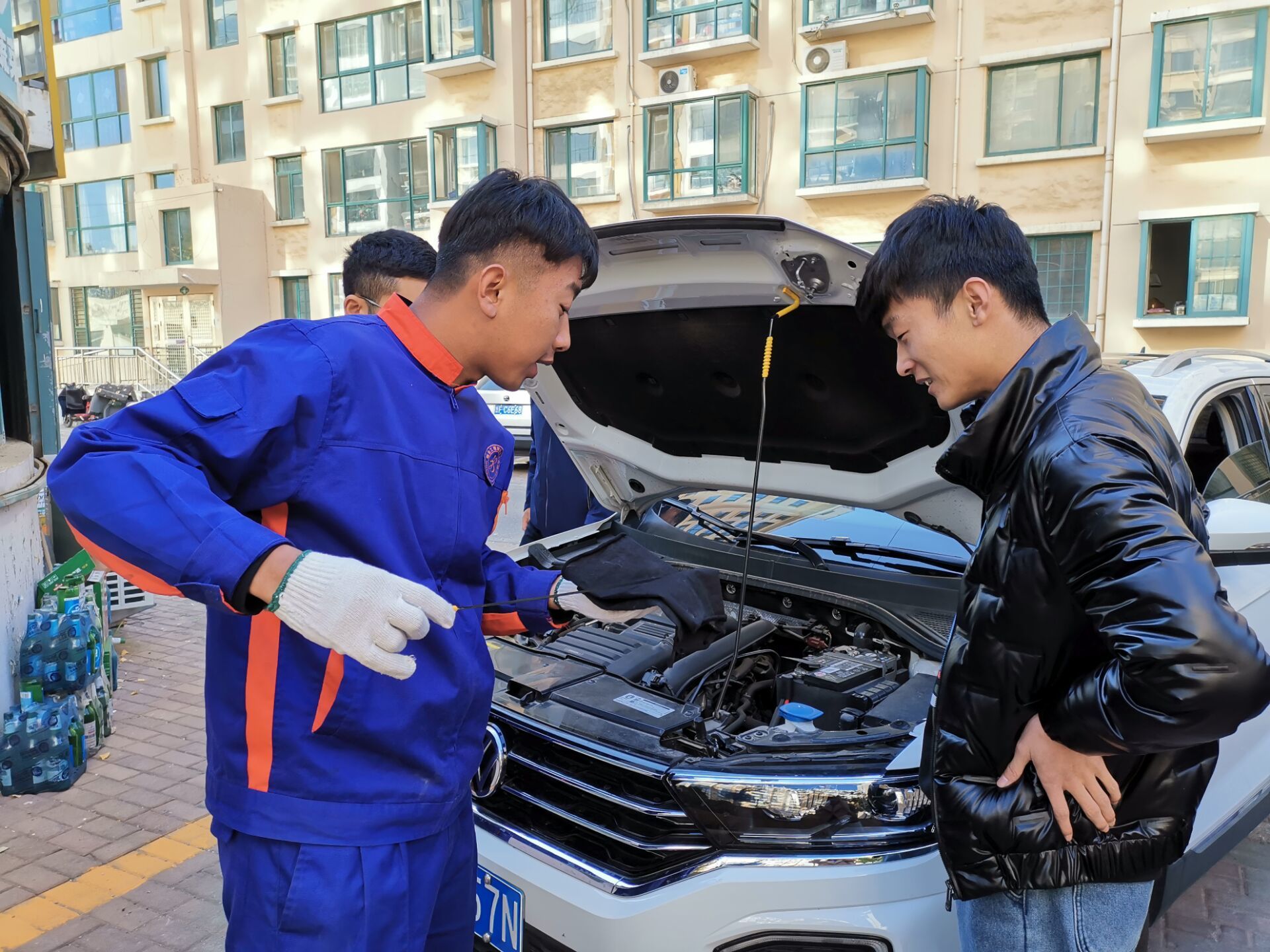 机关修理厂开展维修服务进社区志愿活动，打通便民出行“最后一公里”